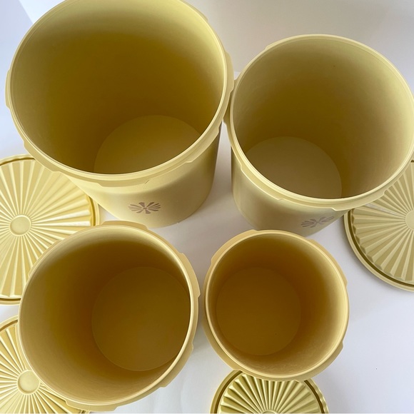 Tupperware canister set - Picture 3 of 7